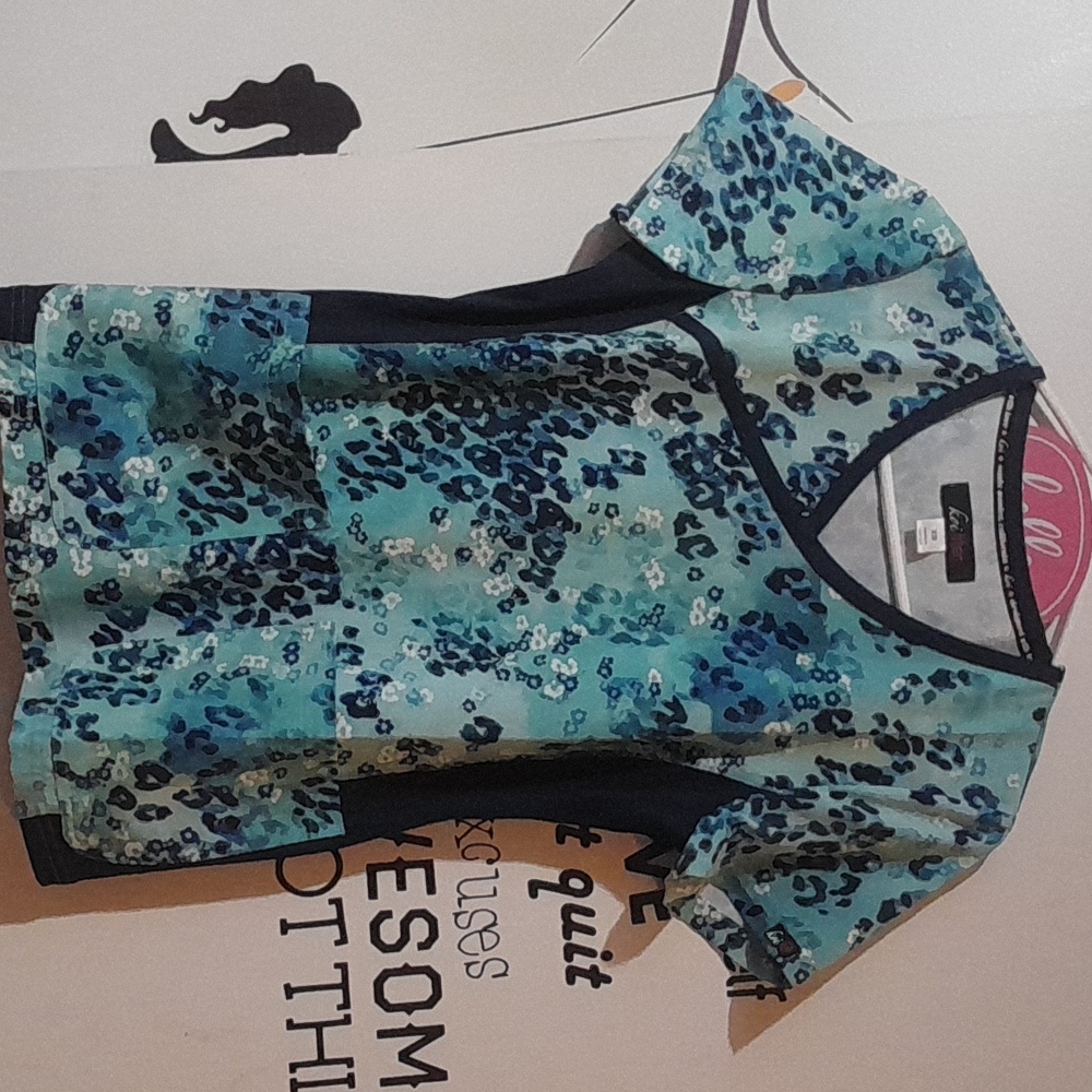 XS Scrub never been worn. I jus tried it on . And didn't Like how it fit